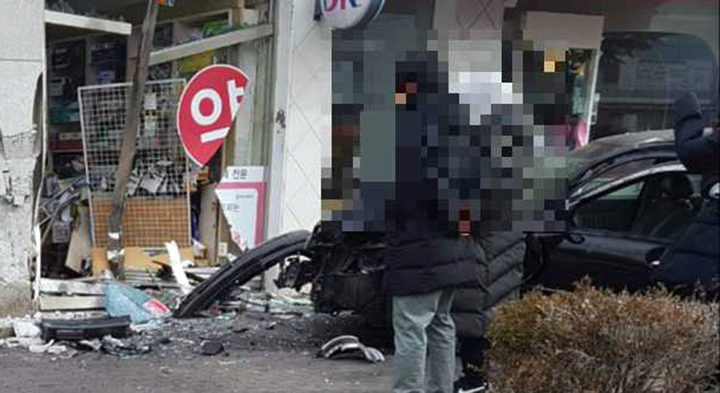 대낮 음주운전 차량, 약국으로 돌진
