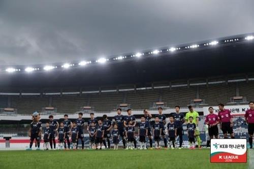 잠실종합운동장을 홈구장으로 쓰는 프로축구 K리그2 서울 이랜드 선수들