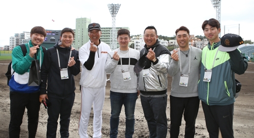 고토 코치와 만난 두산 선수들
