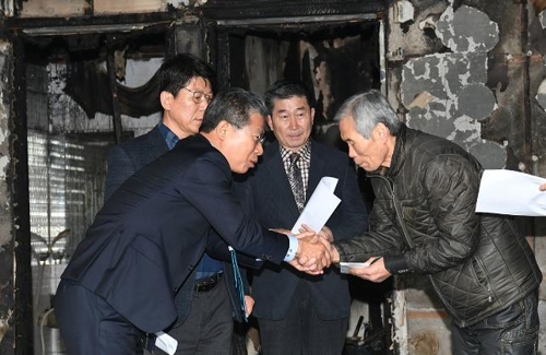 긴급생계비 전달하는 서대석 광주 서구청장