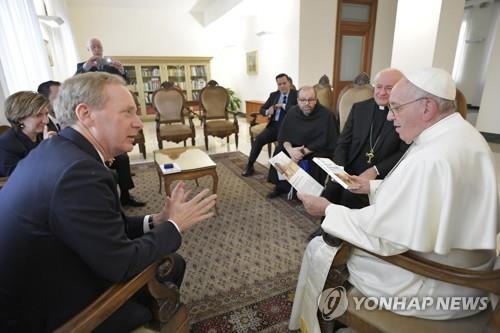 프란치스코 교황(왼쪽)이 13일 교황청에서 브래드 스미스(왼쪽) 마이크로소프트 사장과 환담하고 있다. [EPA=연합뉴스] 