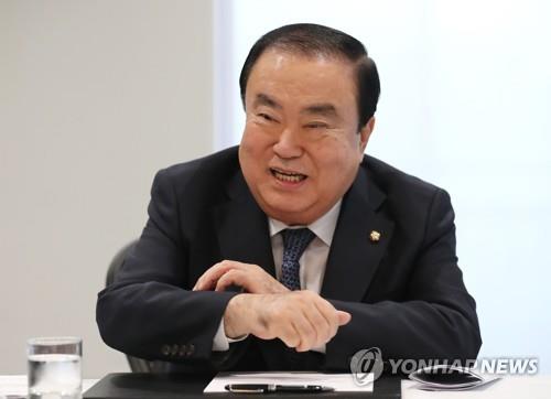 밝은 표정으로 답변하는 문희상 의장