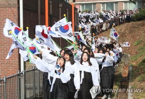 1919년 만세운동을 재연하는 광주 수피아여고 학생들