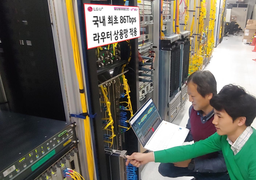 LG유플러스 직원들이 인터넷 백본망에 구축된 86Tbps 라우터 장비를 점검하고 있다. [LGU+ 제공]