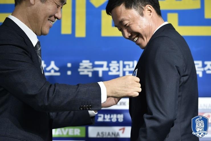조병득 축구협회 부회장으로부터 국제심판 휘장을 받는 김대용 심판