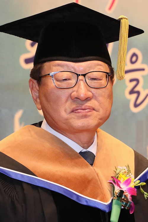 명예 경영학 박사 학위 받은 서하진 거암장학회 이사장