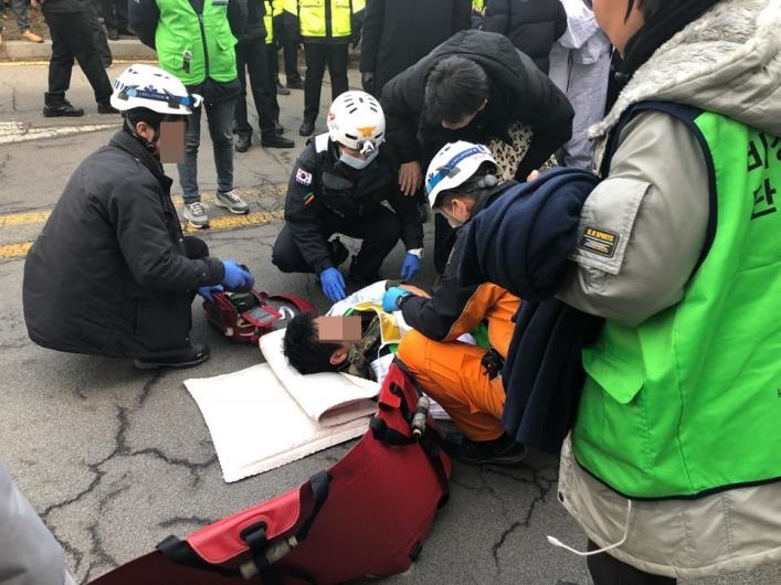 '부당해고 철회' 단식농성 학교상담사 쓰려져 병원 이송 - 1