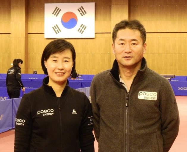 포스코에너지의 김형석 감독(오른쪽)과 전혜경 코치