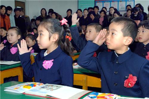 (평양 조선중앙통신=연합뉴스) 2013년 평양 광복소학교에서 신입생들이 학부모 참관 속에 수업하고 있다. 