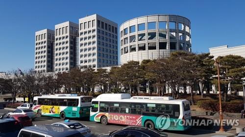 진주시청 앞에 멈춘 시내버스