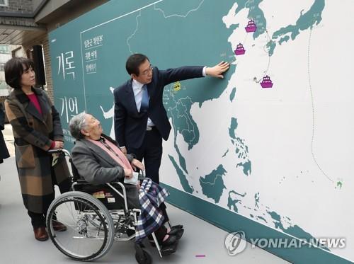 이동과 귀환의 기록 (서울=연합뉴스) 서명곤 기자 = 일본군 위안부 피해자인 길원옥 할머니와 박원순 서울시장이 28일 오전 서울 종로구 서울도시건축센터에서 열린 3·1운동 100주년 기념 '기록 기억 : 일본군 '위안부' 이야기, 다 듣지 못한 말들' 전시회 개관식에서 중국 송산에 포로로 끌려갔던 고(故) 박영심 씨, 일본 오키나와에서 결국 돌아오지 못한 고 배봉기 씨의 이동과 귀환 경로를 대형 지도에 표시하고 있다. 2019.2.28 seephoto@yna.co.kr(끝)