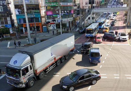 지난달 25일 신모라 교차로에서 발생한 6중 추돌사고