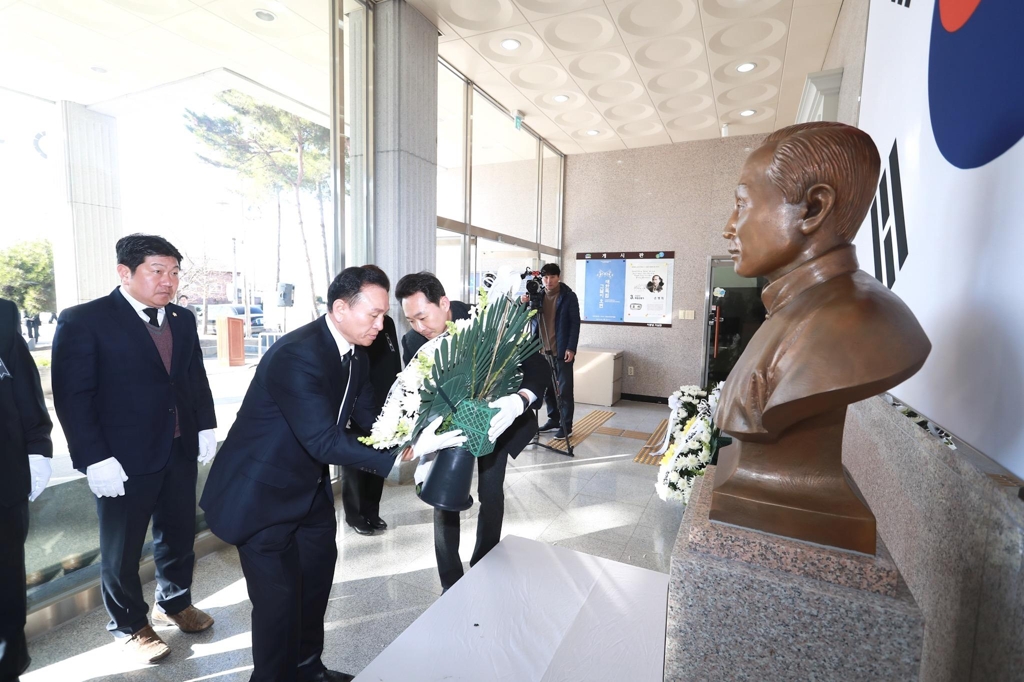 "선생의 뜻 존경합니다"
