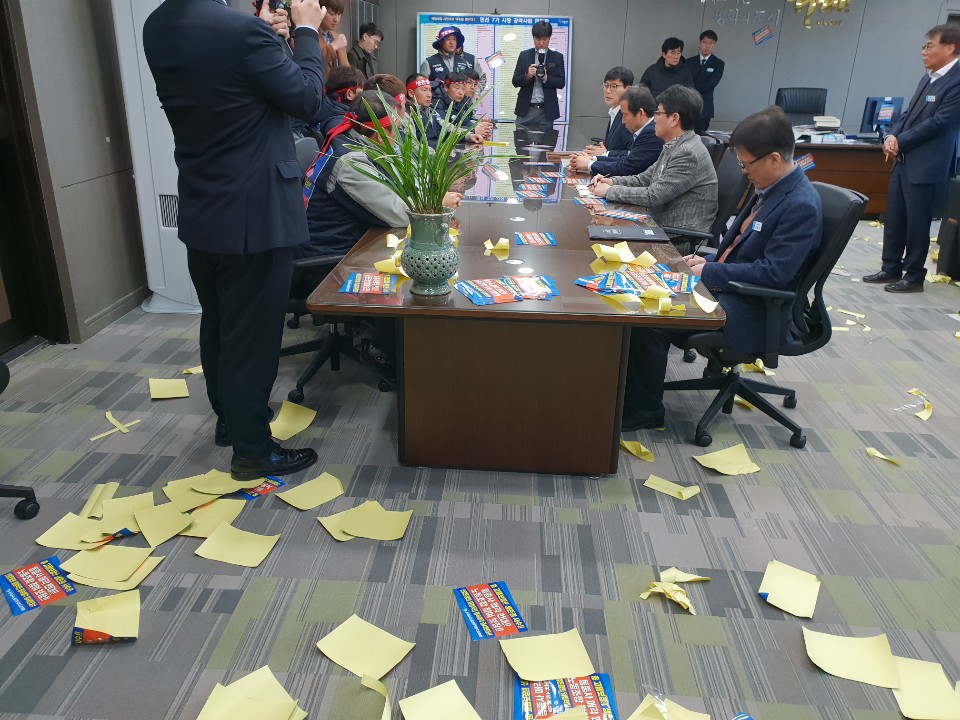 대우조선 노조원들과 면담하는 변광용 거제시장