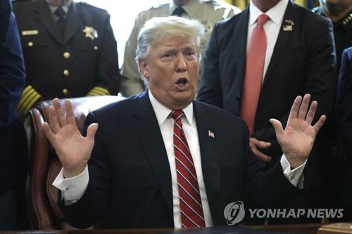백악관 집무실에서 기자회견 중인 트럼프 대통령