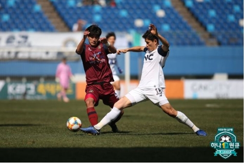 볼 다툼하는 박인혁(왼쪽)과 이경렬