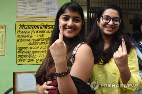 2018년 11월 28일 인도 보팔 주 의회 투표를 마친 유권자가 왼손 검지를 들어 인증 포즈를 취했다. [EPA=연합뉴스]