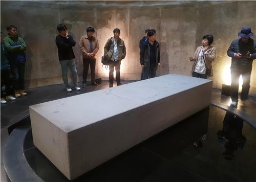 제주 4·3 평화기념관에 있는 하얀 비석. 이름 짓지 못한 역사를 상징한다.