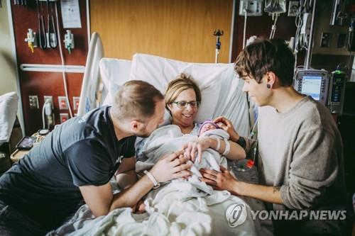 출산에 성공한 아들 부부 대리모 세실 엘리지(가운데)와 아들 매튜(왼쪽) 부부