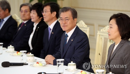 문 대통령, 신임 장관들과 한 자리에