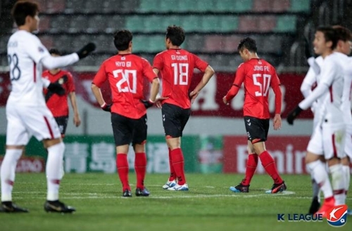 역전패에 허탈해하는 경남FC 선수들