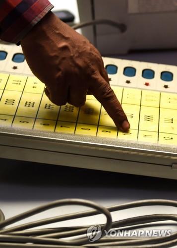 인도 총선에 사용되는 전자투표기. [AFP=연합뉴스]