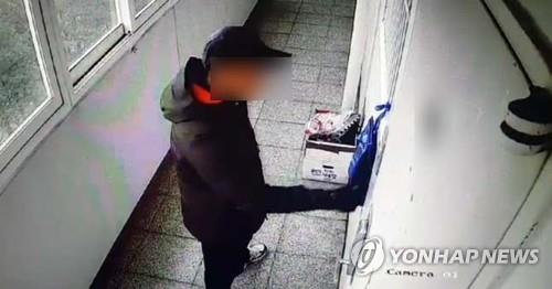 위층 주민 따라간 후 벨 누르는 안씨