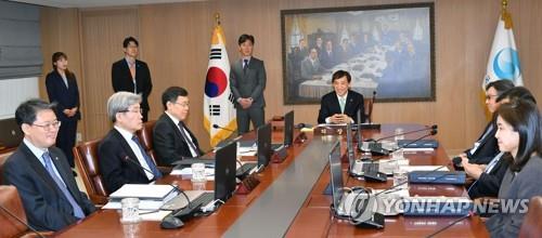 한은, 올해 성장률 전망 2.5%로 낮춰…"금리 인하 없다"(종합) - 3