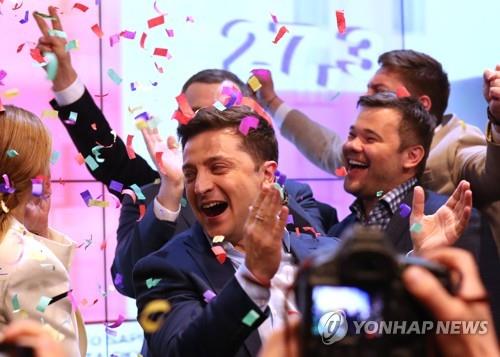 출구조사 발표후 박수 치는 젤렌스키