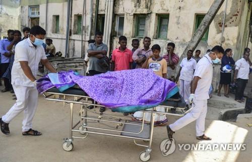 폭탄 공격을 받은 바티칼로아 교회에서 사망자를 이송하는 병원 관계자들