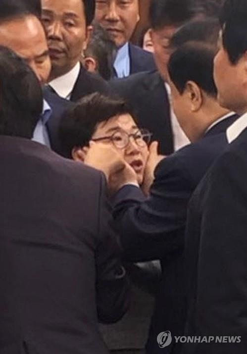 문 의장, 의장실 항의 방문한 임이자 의원과 신체접촉