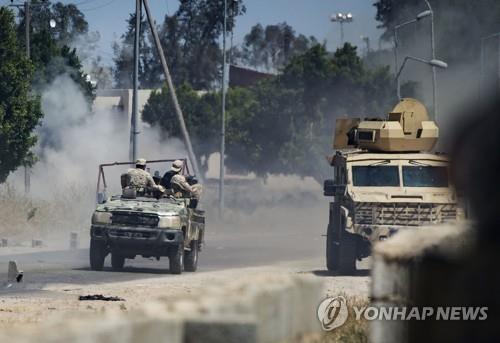 수도 트리폴리 남쪽에서 하프타르의 리비아 국민군과 싸우는 통합정부군[AFP=연합뉴스]