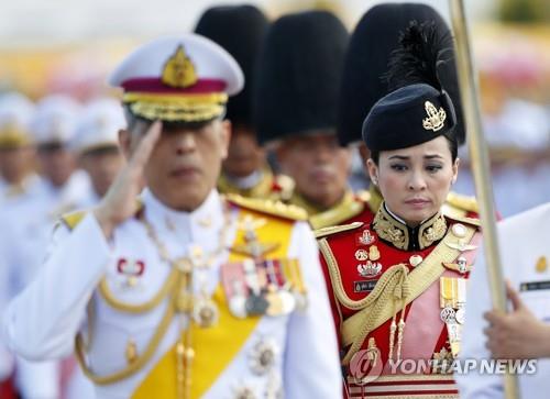 수티다 왕비가 왕실 근위대장 당시 국왕을 수행하던 모습(2019.4.6)