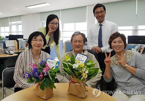 야생화 꽃다발을 받은 송면중 교사들