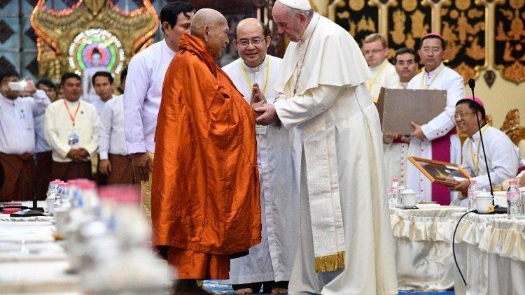 2017년 11월 미얀마에서 불교 승려를 만나는 프란치스코 교황 [AFP=연합뉴스] 
