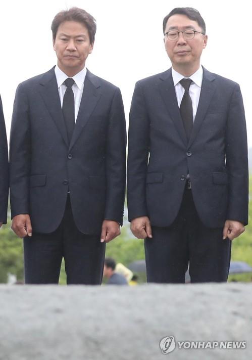 임종석 전 실장, 노무현 전 대통령 묘역 참배