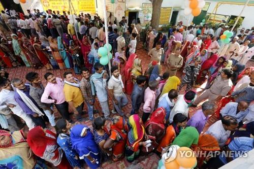 2019년 5월 19일 인도 우타르프라데시주 바라나시에서 투표에 나선 인도 주민들. [AP=연합뉴스]