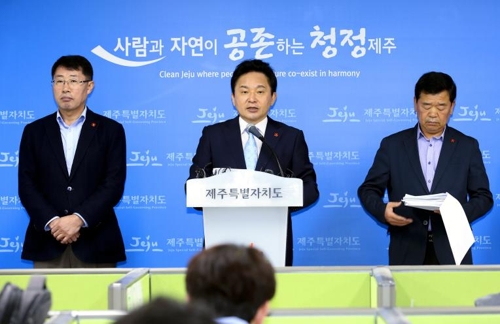 브리핑하는 원희룡(가운데) 제주지사
