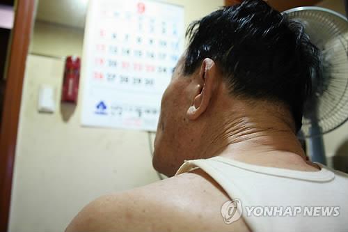 홀로 고시원에서 생활하는 할아버지