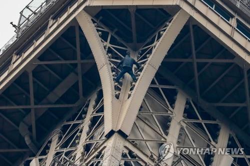 에펠탑 맨손으로 기어오른 남성의 모습. [AFP=연합뉴스]