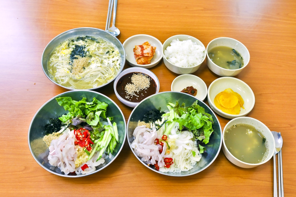 회밥과 회국수, 칼국수(오른쪽 아래부터 시계방향으로) [사진/성연재 기자]