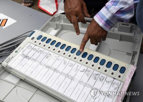 전자투표기를 점검하는 인도 선관위 직원. [AFP=연합뉴스]