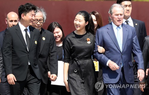 부시 전 대통령과 팔짱 낀 노무현 전 대통령 손녀