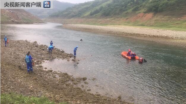 사고 현장서 수색 작업하는 구조대원들