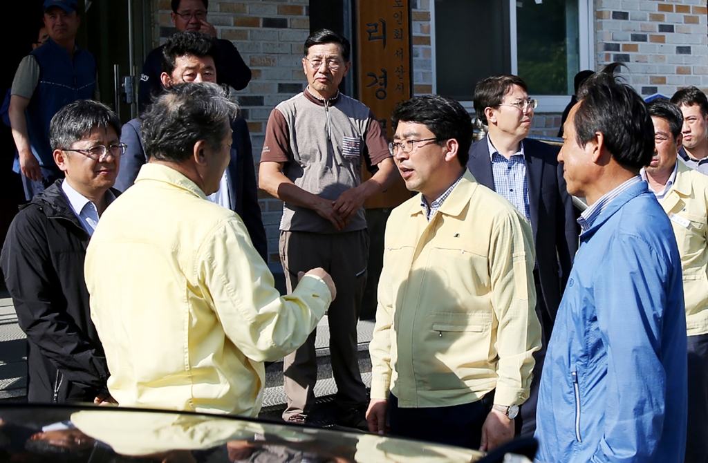 대화하는 맹정호 서산시장과 박천규 환경부 차관
