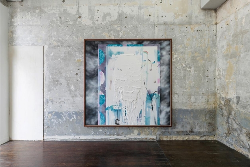정희민 전시장 전경. 걸린 작업은 '바다가 된 개의 초상'(2019).