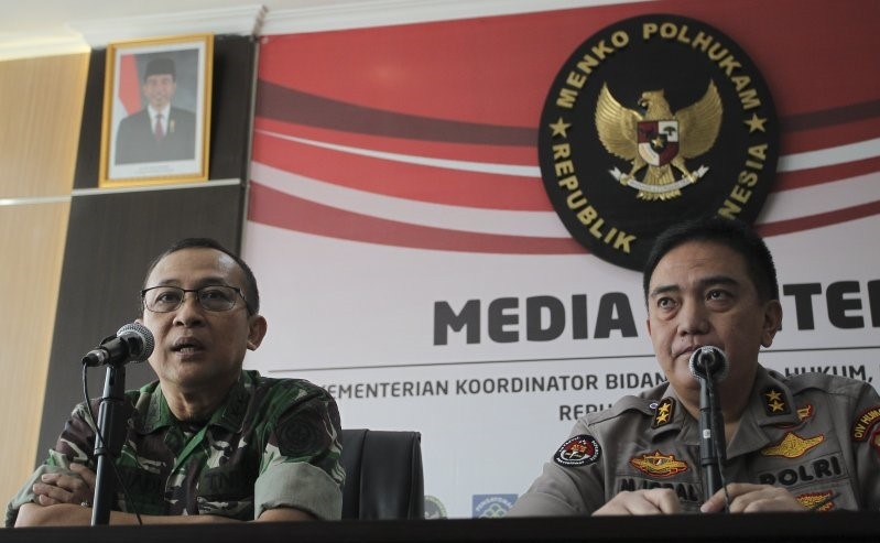 2019년 5월 22일 인도네시아 경찰청의 모하맛 이크발 대변인(오른쪽)이 자카르타 시내에서 발생한 야권 지지자들의 폭력시위와 관련한 기자회견을 하고 있다. [안타라=연합뉴스 자료사진]