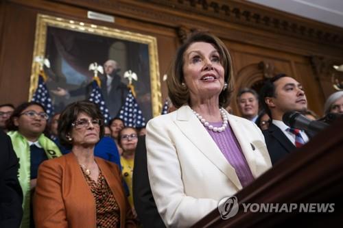 드리머 보호법안의 하원 처리 후 기자회견하는 펠로시 의장