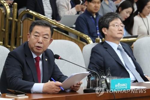 발언하는 이찬열 의원 (서울=연합뉴스) 이진욱 기자 = 바른미래당 이찬열 의원이 4일 국회에서 열린 의원총회에서 발언하고 있다. 2019.6.4 cityboy@yna.co.kr(끝)