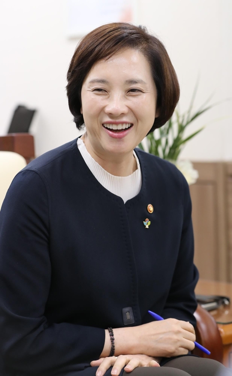 유은혜 부총리 겸 교육부장관이 5일 정부서울청사에서 연합뉴스와 인터뷰를 하고 있다.